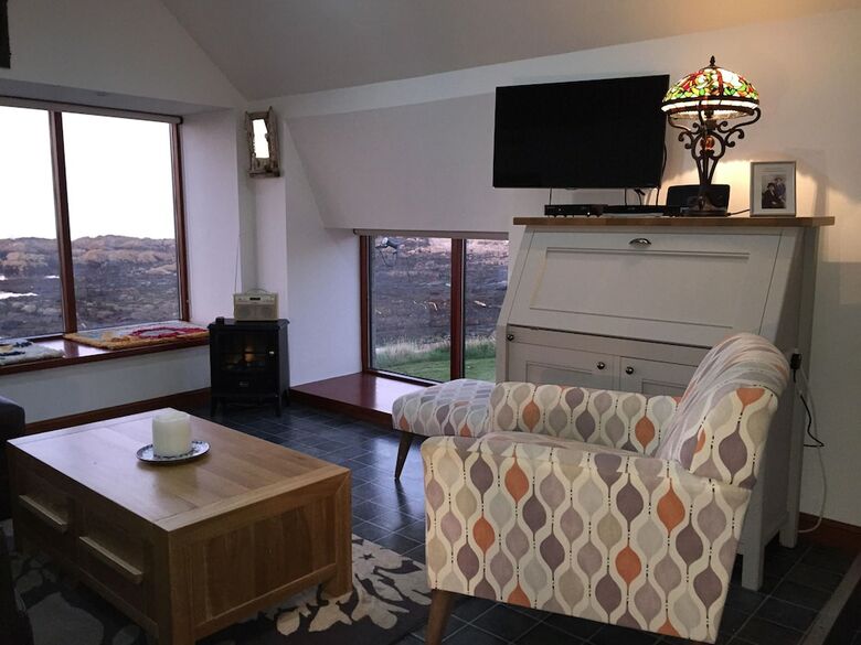 Pew With A View - Pet Friendly Seafront Cottage, Secure Shorefront Garden