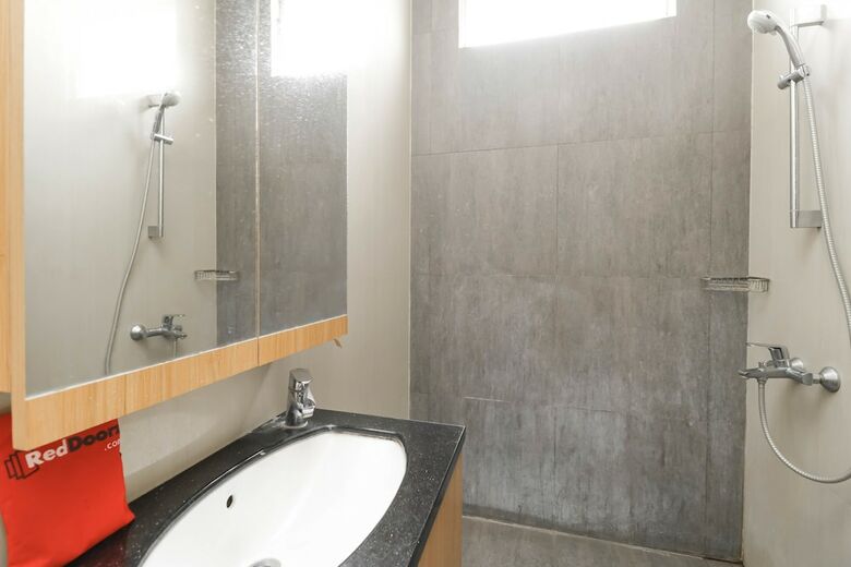 Hotel Reddoorz Plus @ Kelapa Dua Kebon Jeruk