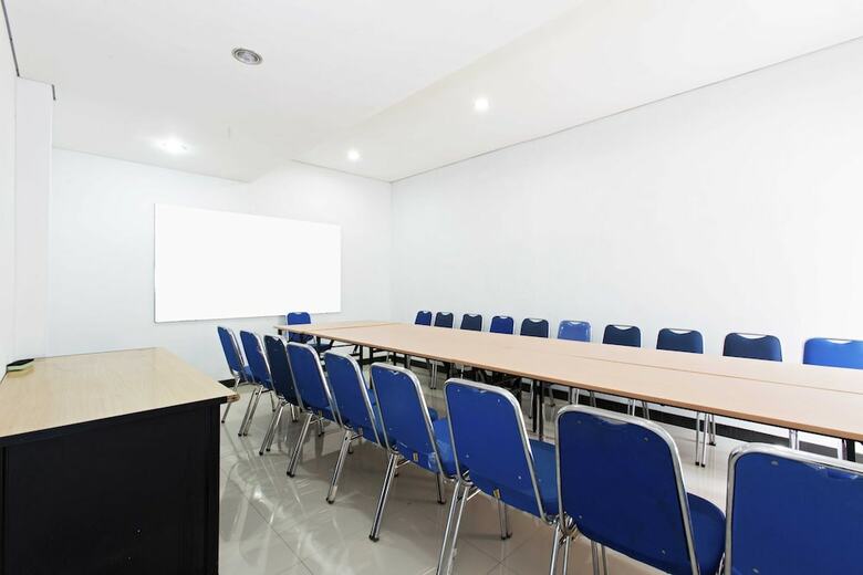 Hotel Reddoorz Plus @ Jalan Pemuda Jakarta