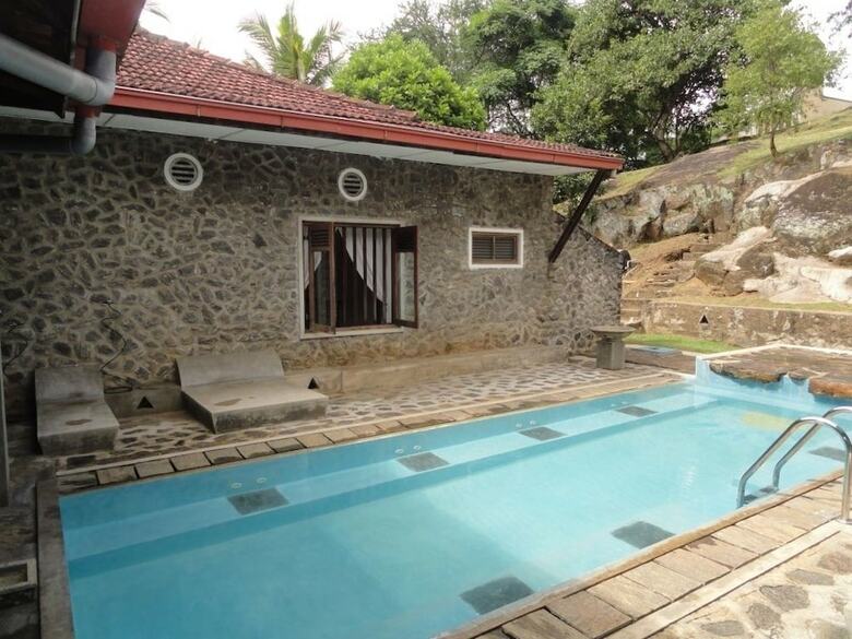 Hotel Serendip Stone Bungalow