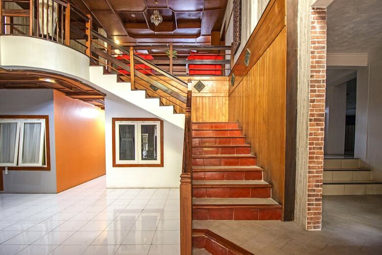 Hotel Reddoorz Plus Near Rs Hasan Sadikin