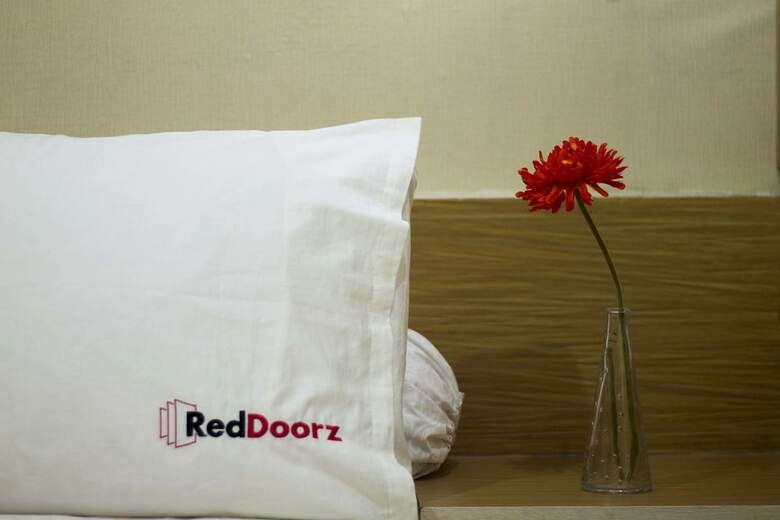 Hotel Reddoorz Plus Near Rs Hasan Sadikin