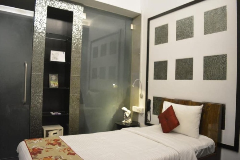 Hotel Eskay Resorts