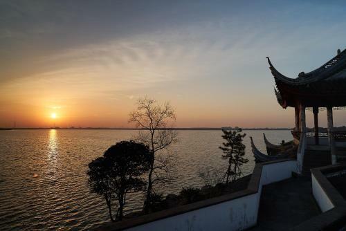 Tongli Lake View Hotel