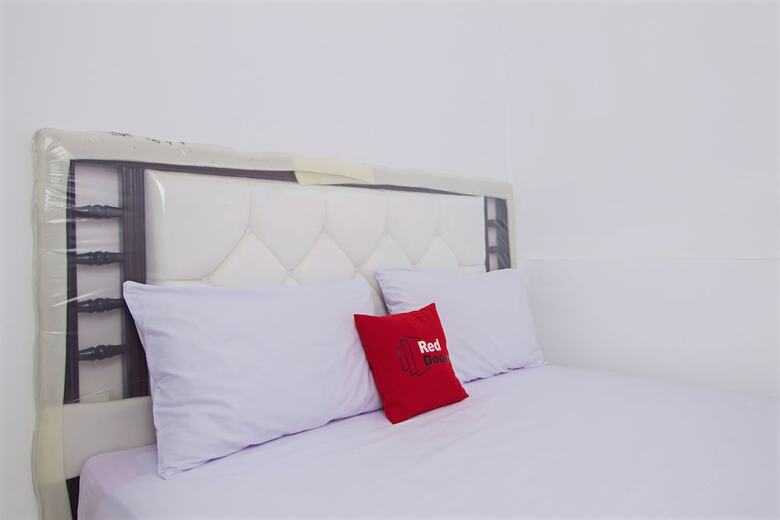 Hotel Reddoorz Near Stan