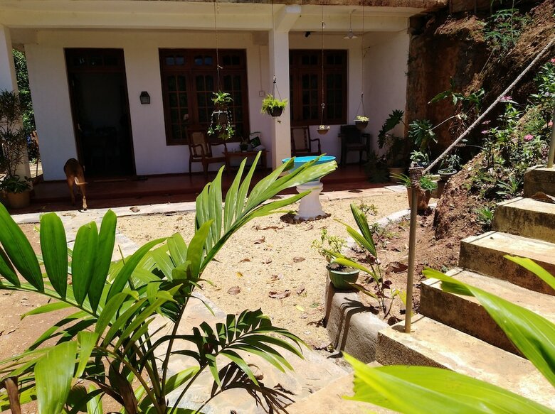Welikande Hotel And Trekking Center
