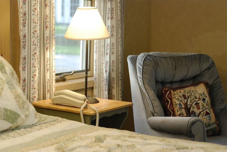 Bed & Breakfast Wrens Nest Village Inn
