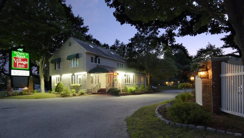 Bed & Breakfast Wrens Nest Village Inn
