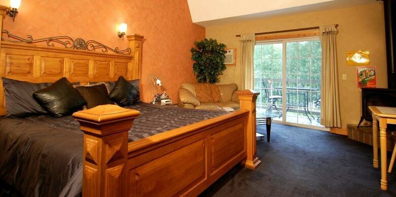 Bed & Breakfast Wrens Nest Village Inn