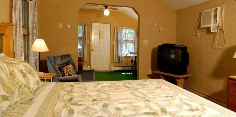 Bed & Breakfast Wrens Nest Village Inn