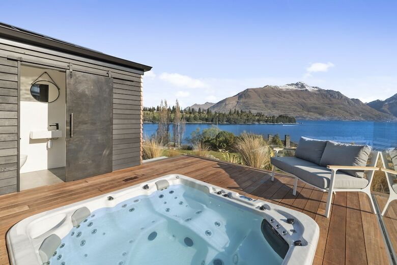 Lakeside Luxury On Suburb Street