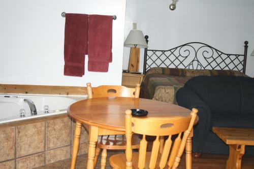 Kingsbridge Inn / Bon-air Motel