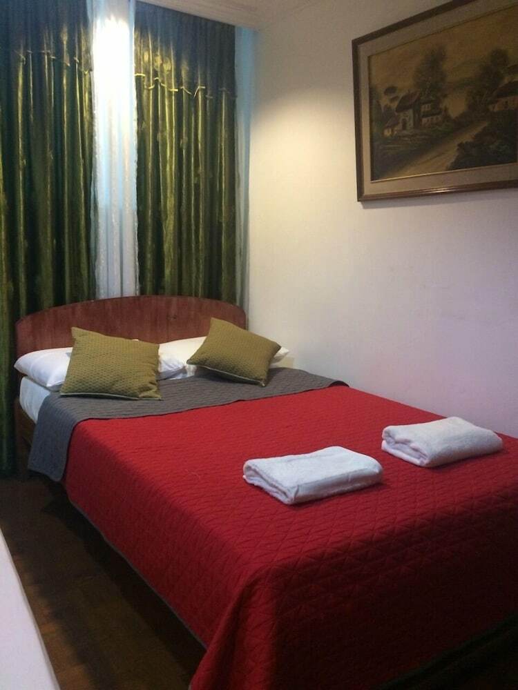 Hostal Prescious Kassel Airport Condotel - Hostel