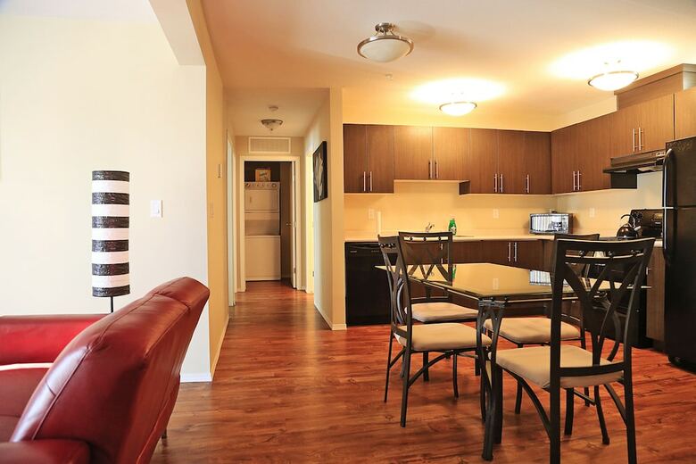 Vibrant Flat 10 Min Drive Downtown