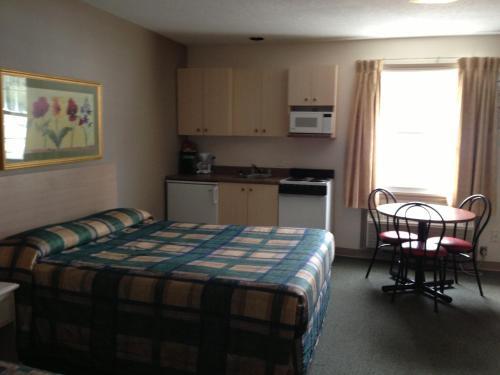 Settler's Inn & Motel