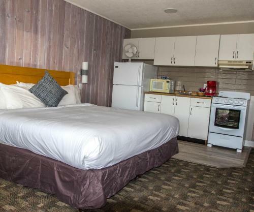 Hotel The Cedarwood Inn & Suites