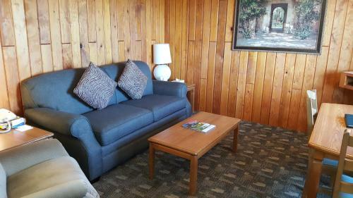 Hotel The Cedarwood Inn & Suites