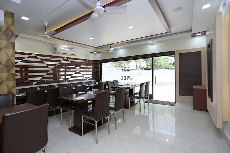 Oyo 6709 Hotel L N International