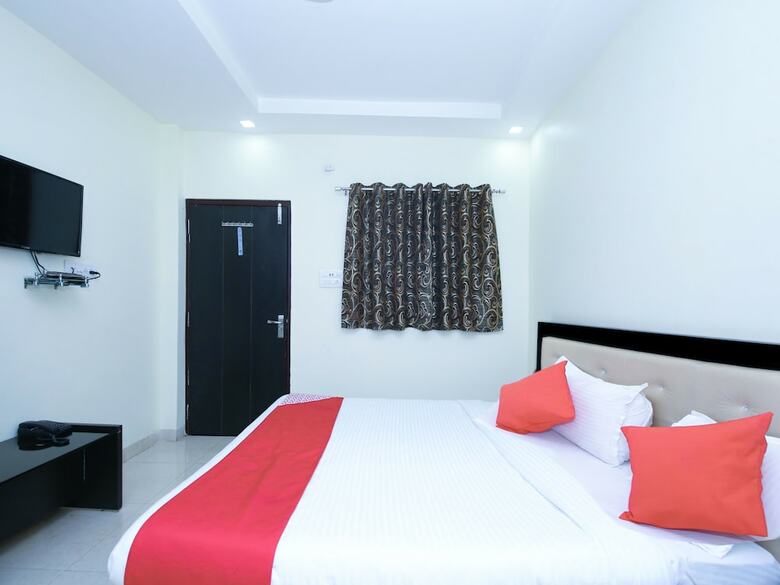 Oyo 12407 Hotel Shri Radha Isbt