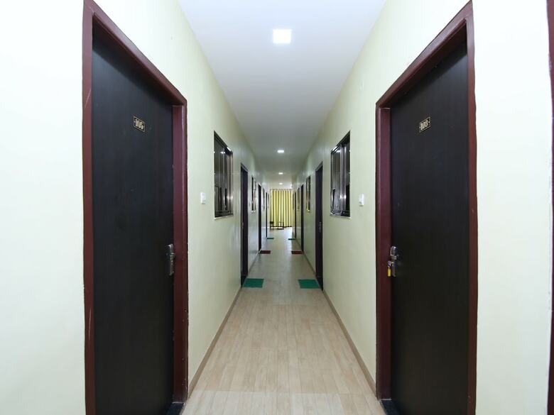Oyo 12407 Hotel Shri Radha Isbt