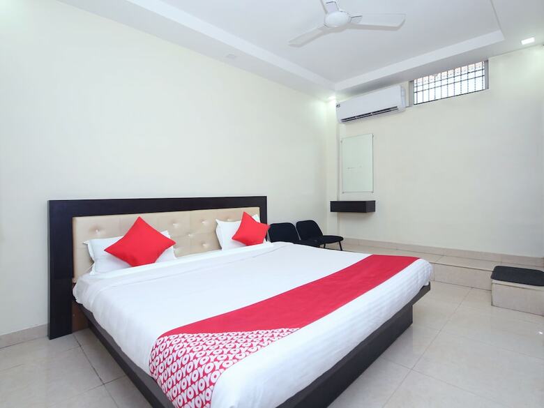 Oyo 12407 Hotel Shri Radha Isbt