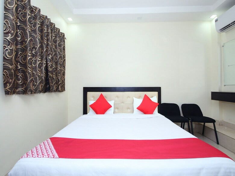 Oyo 12407 Hotel Shri Radha Isbt