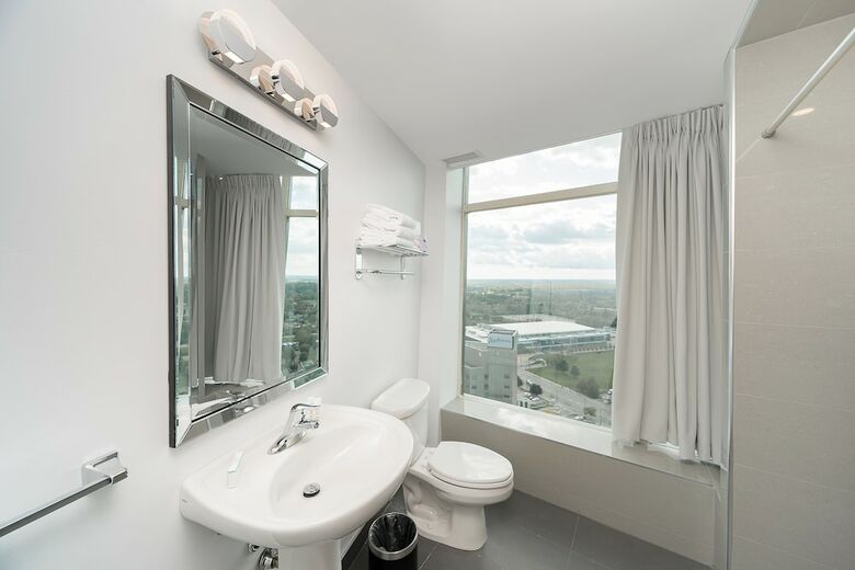 Tower Hotel At Fallsview
