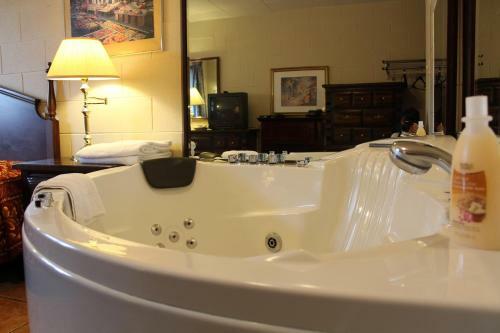 Motel Ritz Inn Niagara & Wedding Chapel