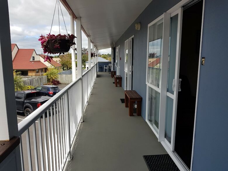 Avenue Heights Motel