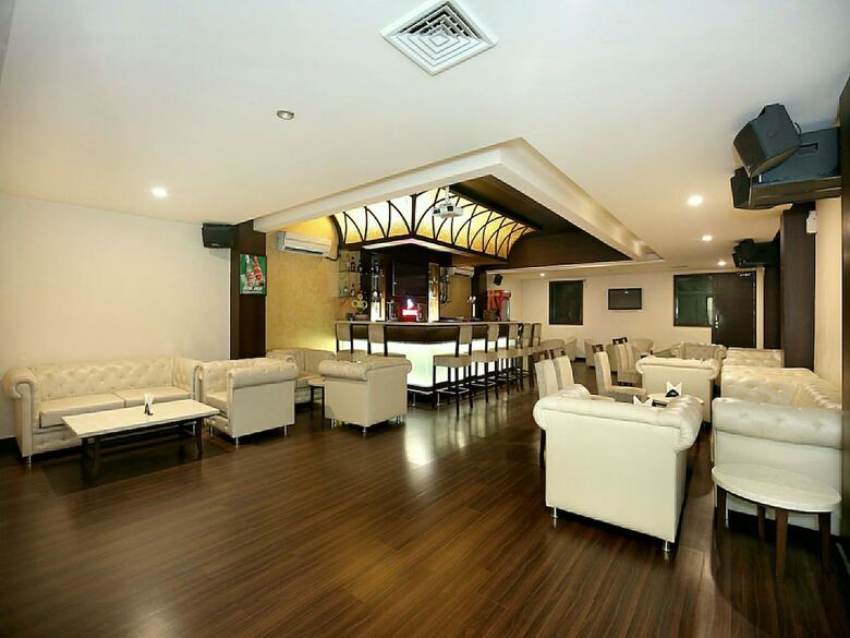 Oyo 12989 White Diamond Hotel