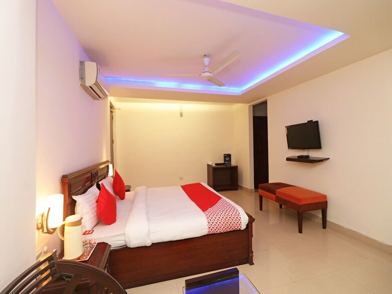 Oyo 11878 Hotel de Ds Plaza