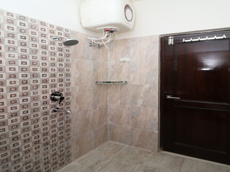Oyo 13406 Hotel Golden Leaf