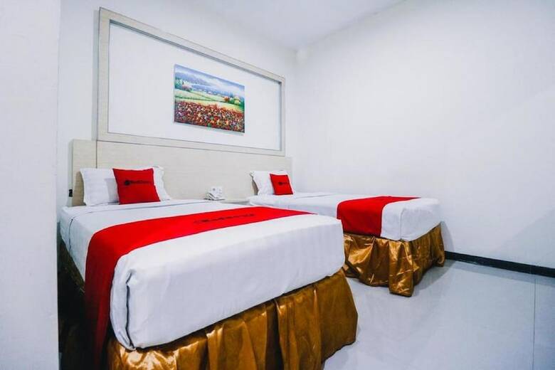 Hotel Reddoorz Plus Near Sultan Hasanuddin Airport