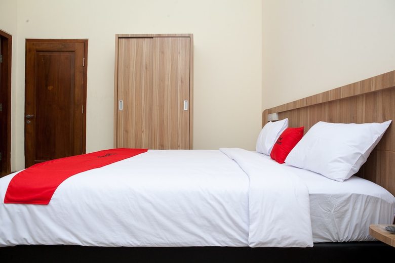 Hotel Reddoorz Plus Near Pasundan University