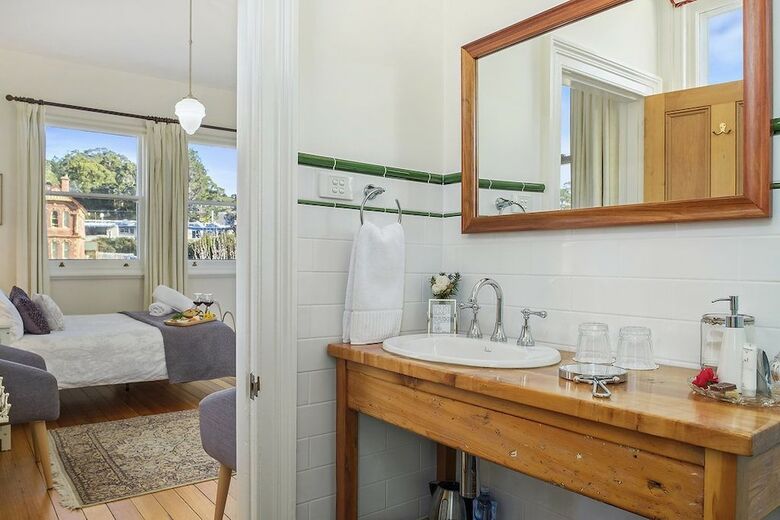 Bed & Breakfast Cygnet Old Bank B & B Cafe & Gift Store