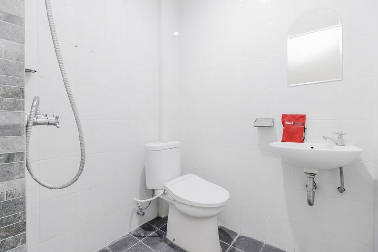 Hotel Reddoorz Near Pancoran