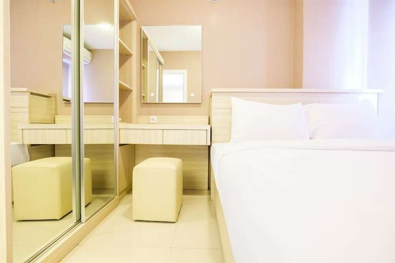 Easy Access To Mall Green Pramuka Apartment