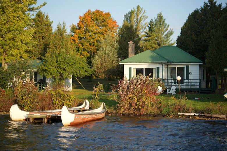 Elmhirst's Resort - On A Lake