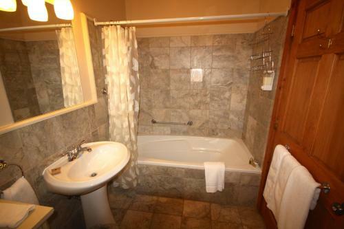 Hotel Trout Point Lodge Of Nova Scotia