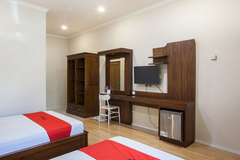 Hotel Reddoorz Plus Near Mall Roxy Banyuwangi