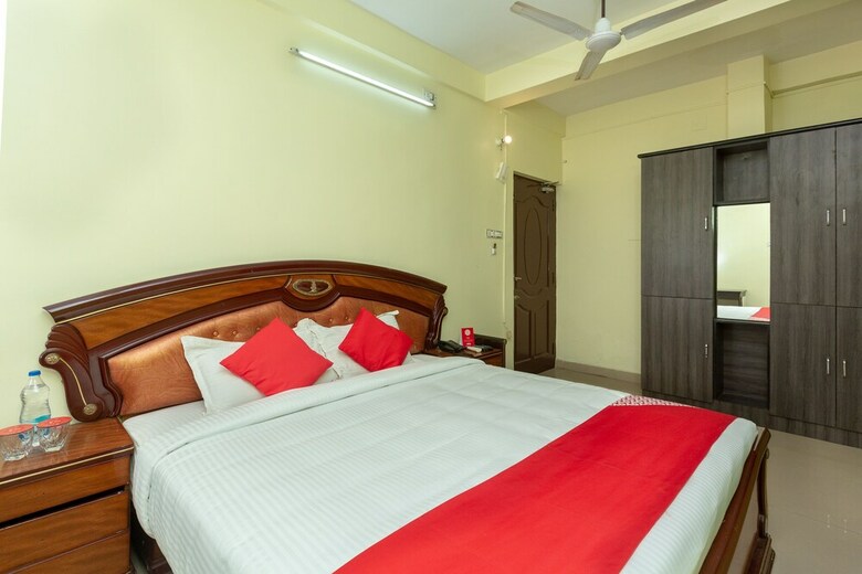 Hotel Oyo 22408 Apple Tree Residency