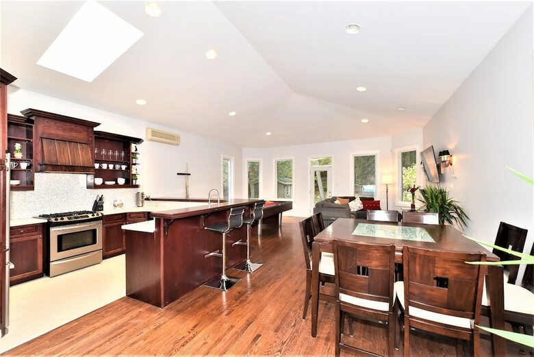 Lavish 4br House With Ravine Backyard