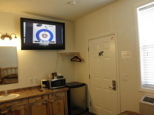 Motel Bear's Den Lodge