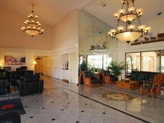 Hotel Ramada Inn & Suites Foothills