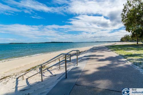 Views Views Views! Front Top Floor Waterfront Unit - Chnook Apartments South Esp, Bongaree