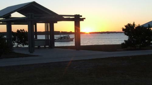 Views Views Views! Front Top Floor Waterfront Unit - Chnook Apartments South Esp, Bongaree