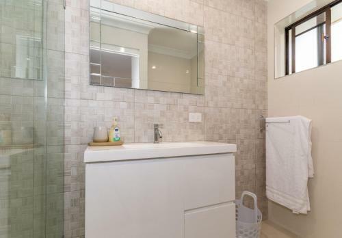 Elegant Waterfront Gem Where The Ocean Meets The Canal!