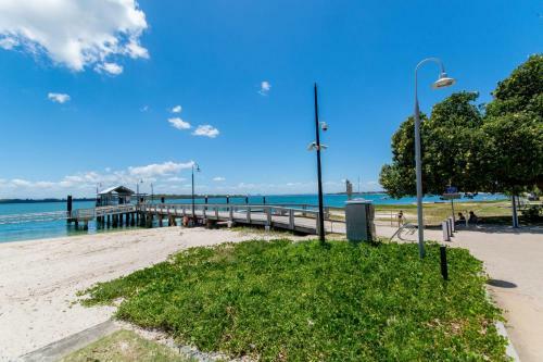 First Floor Unit Close To Shops, Park And Waterfront!