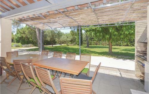 Eight-bedroom Holiday Home In Caderousse