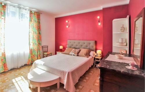 Three-bedroom Holiday Home In Verquieres